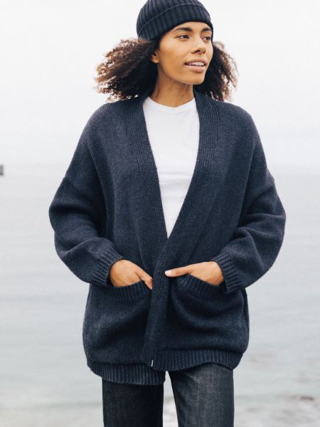 Eyre Stickad Cardigan Finisterre Indigo