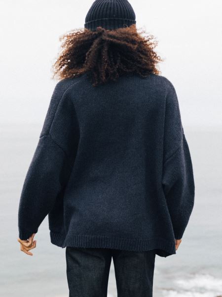 Eyre Stickad Cardigan Finisterre Indigo