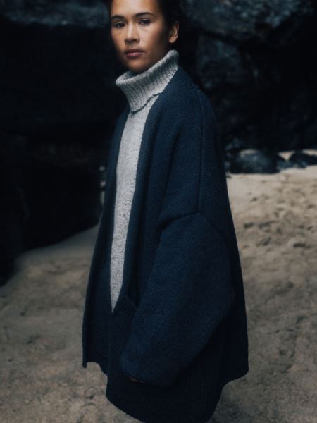 Eyre Stickad Cardigan Finisterre Indigo